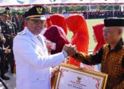 Peringatan HUT ke-79 RI , Pj Wali Kota Kendari Serahkan Penghargaan Satyalancana Karya Satya