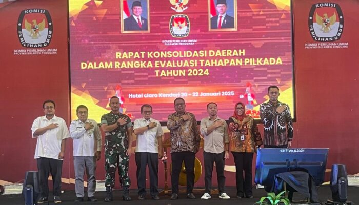 Foto bersama Ketua KPU Sultra bersama komisioner KPU Sultra dan Forkompinda.