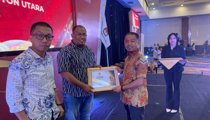Pemberian penghargaan kepada KPU daerah terbaik.