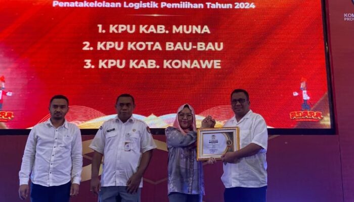 Ketua KPU Sultra saat memberikan piagam penghargaan kepada KPU terbaik.