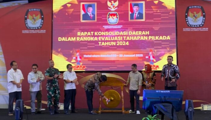 Ketua KPU Sultra Asril bersama sekretaris dan Komisioner saat memmukul gong menandai membuka rapat konsolidasi evaluasi pelaksanaan Pilkada 2024 di Hotel Claro Kendari, Senin (20/1/2024). 